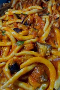 Piatto di maccheroni al sugo in un ristorante di cucina casereccia a Messina