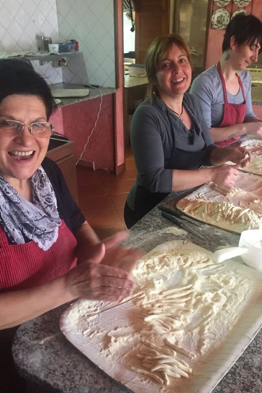 Interno del ristorante siciliano mentre si fa la pasta fresca